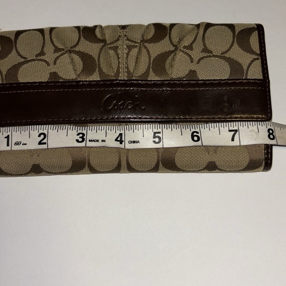 COACH TAN AND BROWN WALLET
PLEAT DESIGN…SIGNATURE LOGO DESIGN
SNAP CLOSURE - Picture 8 of 9